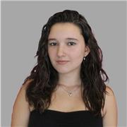 Profesora titulada en bachillerato que actualmente está cursando el grado de Bellas artes. Docente de niños de 5 a 17 años.